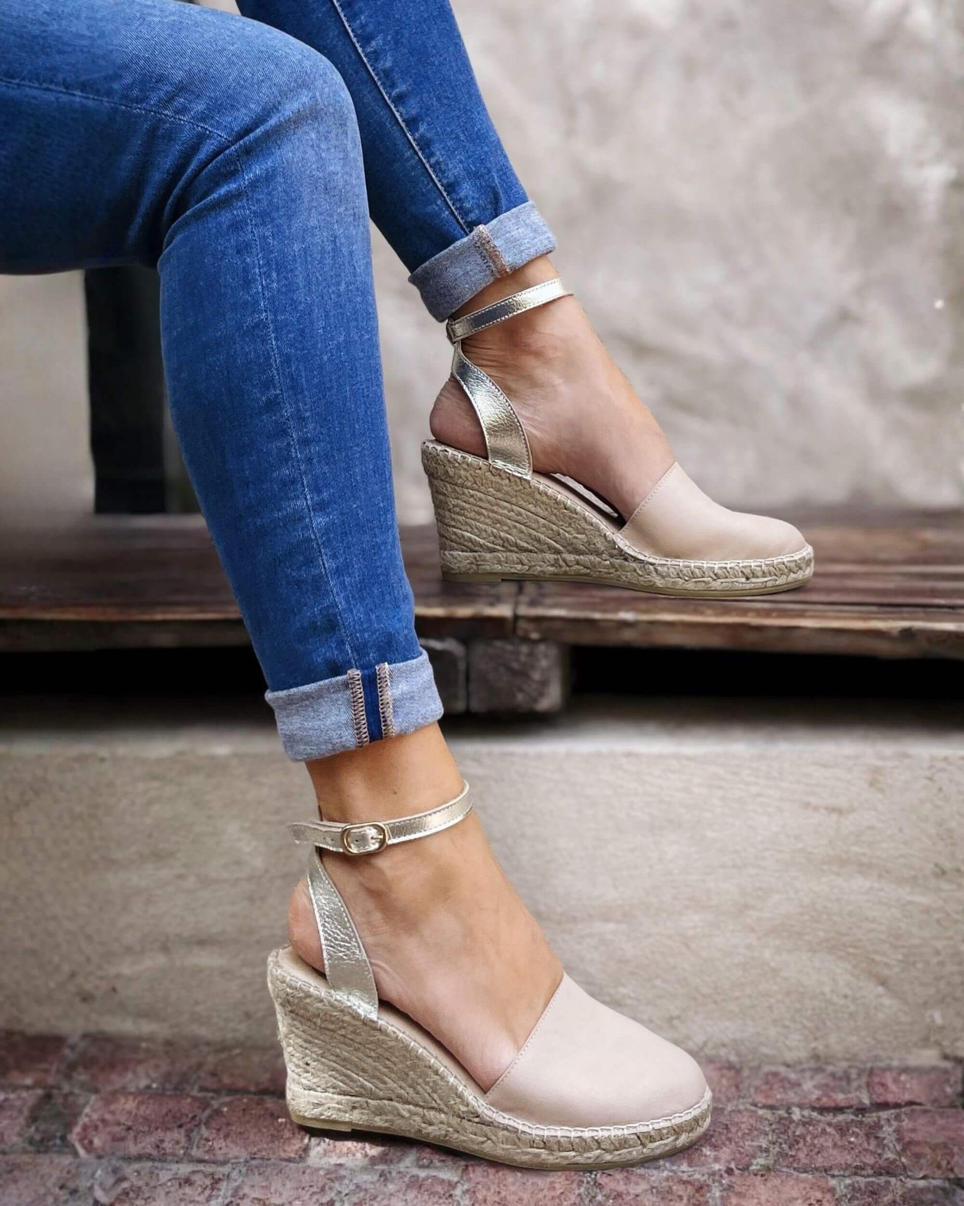 Closed toe wedge espadrilles in beige champagne leather
