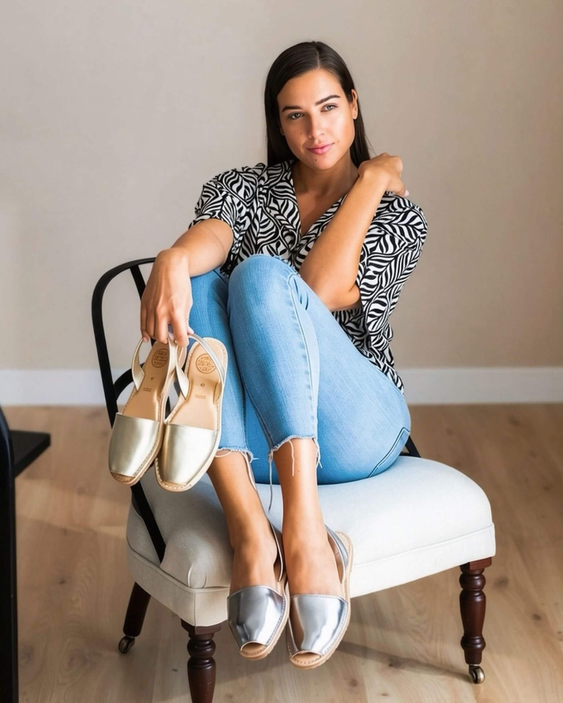 Silver flat leather avarcas with a cushioned memory foam innersole, handcrafted in Menorca, Spain | Luxe Avarca by Shoeq
