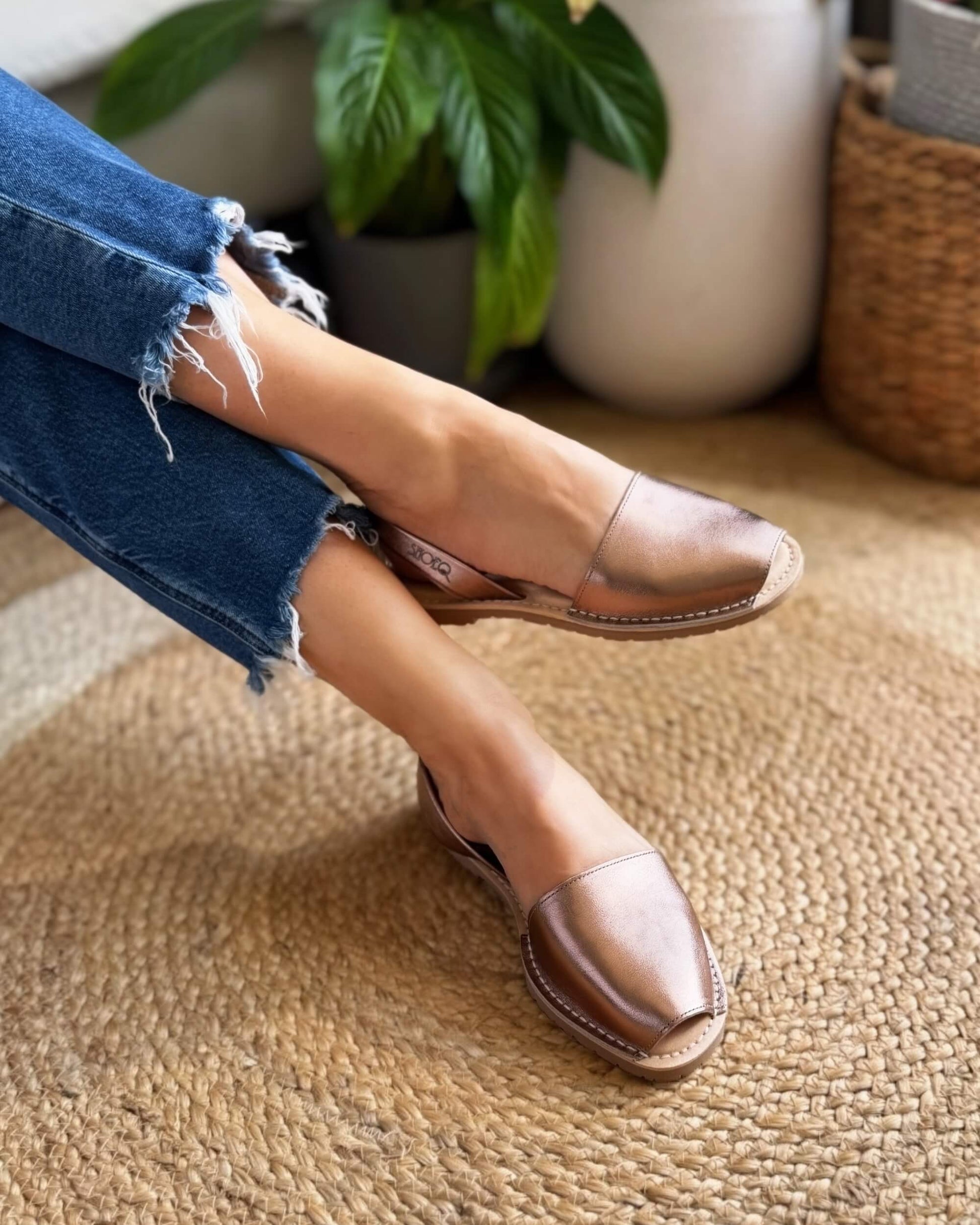 Luxe Avarca rose gold metallic leather flat sandal cushioned memory foam innersole — Shoeq