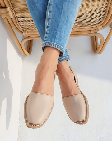 Beige leather avarca sandals — handcrafted Menorcan flat sandals with slip-on heel strap | Classic Avarca by Shoeq