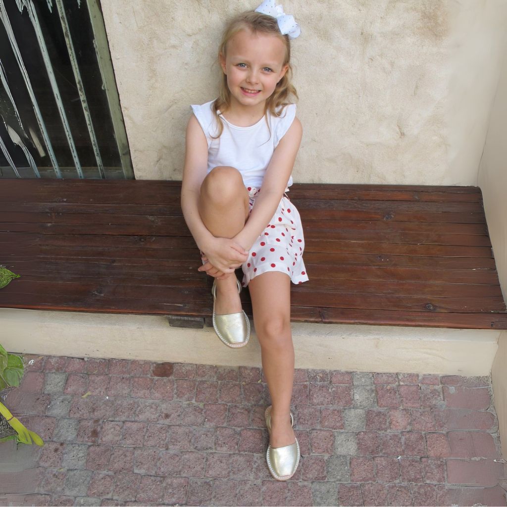Girls Classic Avarca in Champagne Metallic - Shoeq
