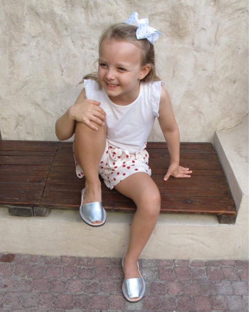 Girls Classic Avarca in Metallic Silver - Shoeq