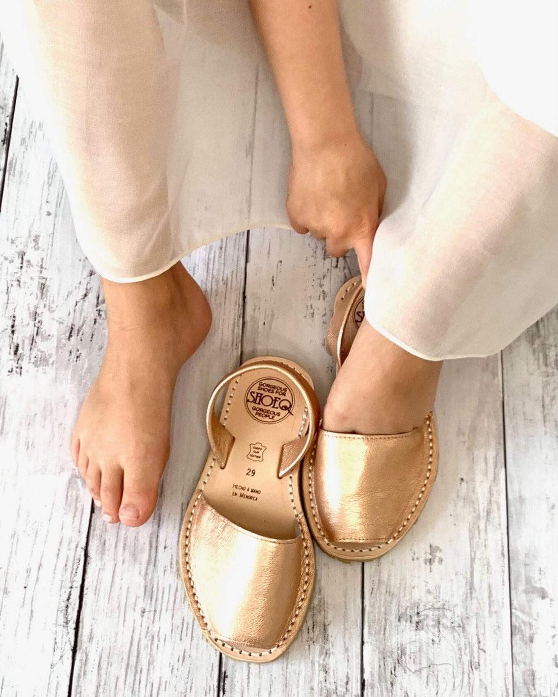 Girls Classic Avarca in Rose Gold - Shoeq