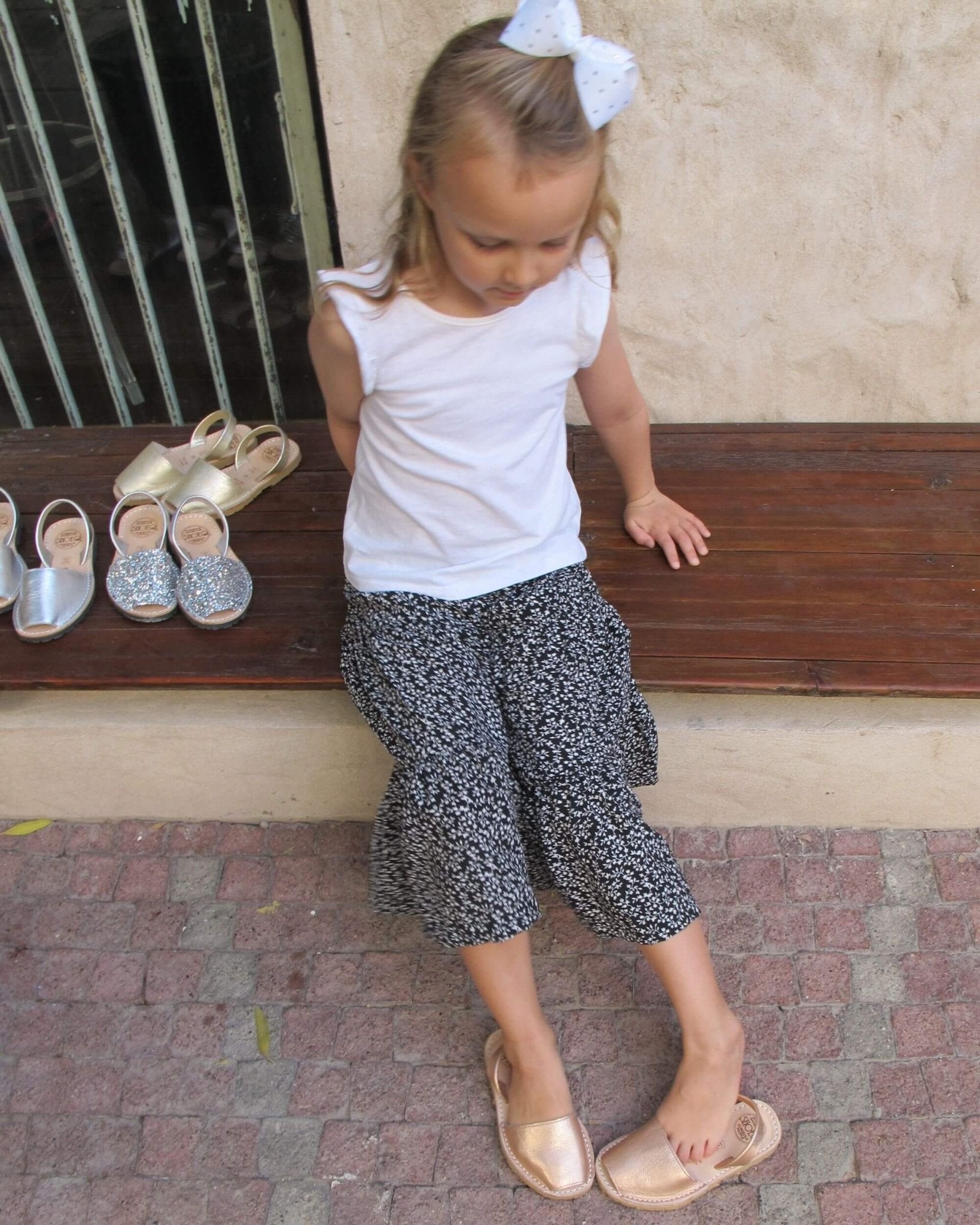 Girls Classic Avarca in Rose Gold - Shoeq