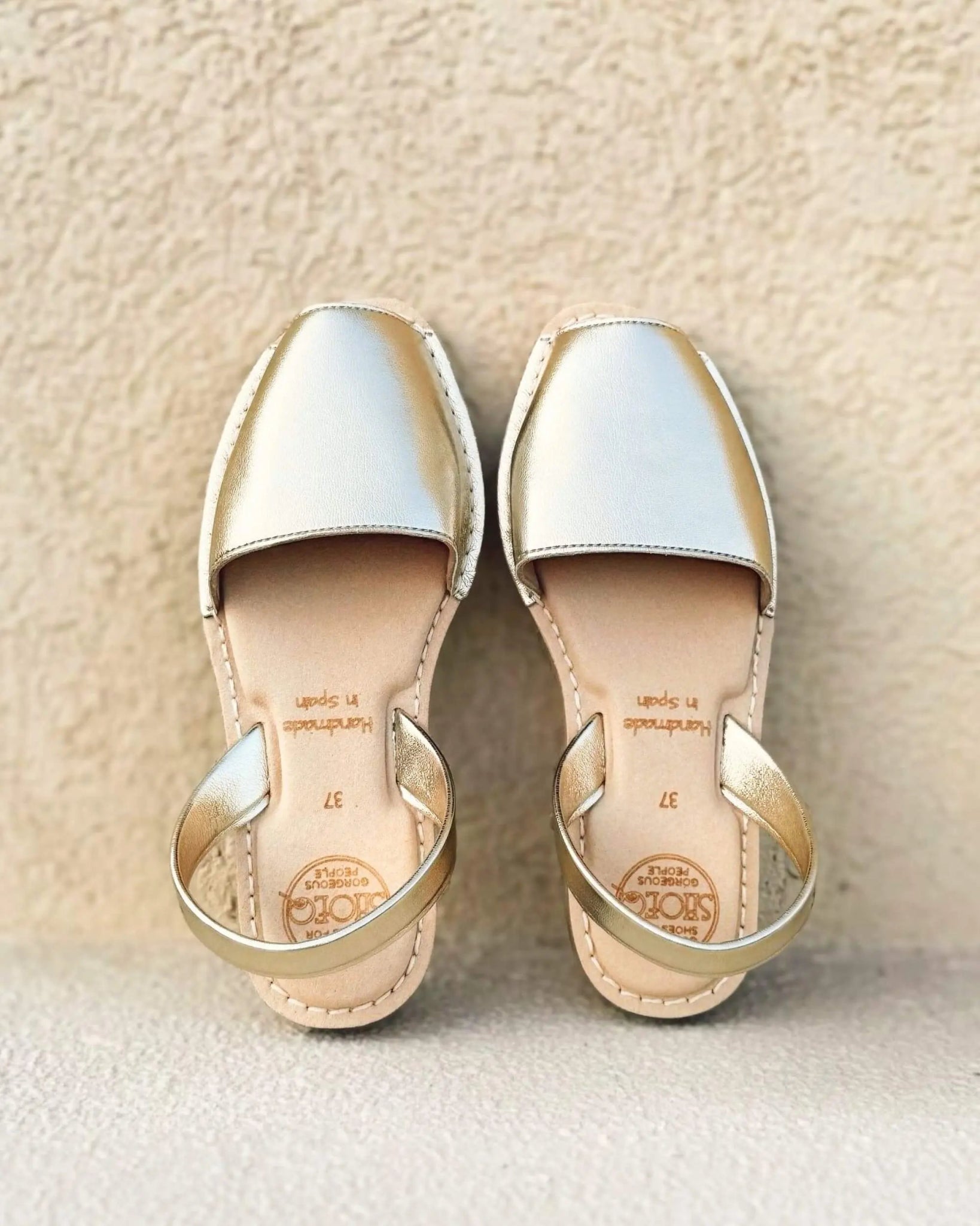Comfortable gold vegan flat shoes standing all day Spain