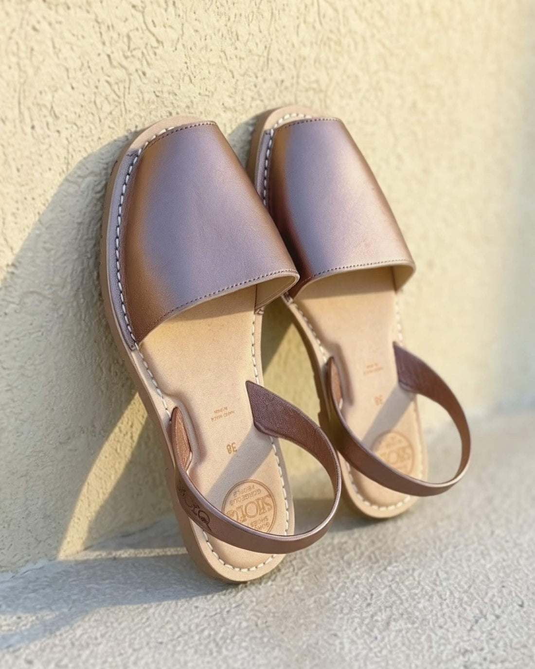 Luxe Avarca in Rose Gold — metallic rose gold leather flat sandal with covered toe and elasticated heel strap, handcrafted in Menorca Spain — Shoeq