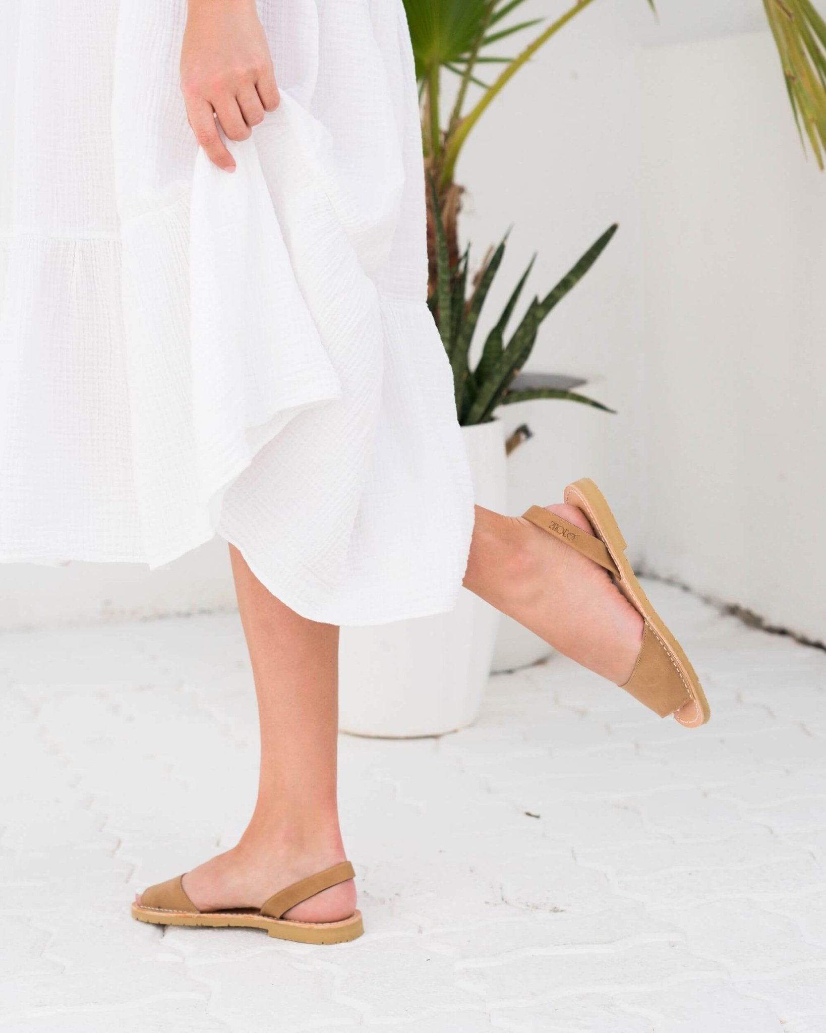 Peekaboo Avarca in Caramel - Shoeq