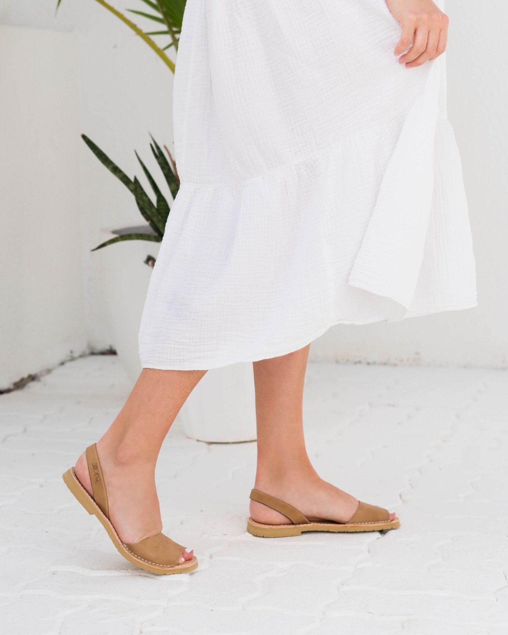 Peekaboo Avarca in Caramel - Shoeq