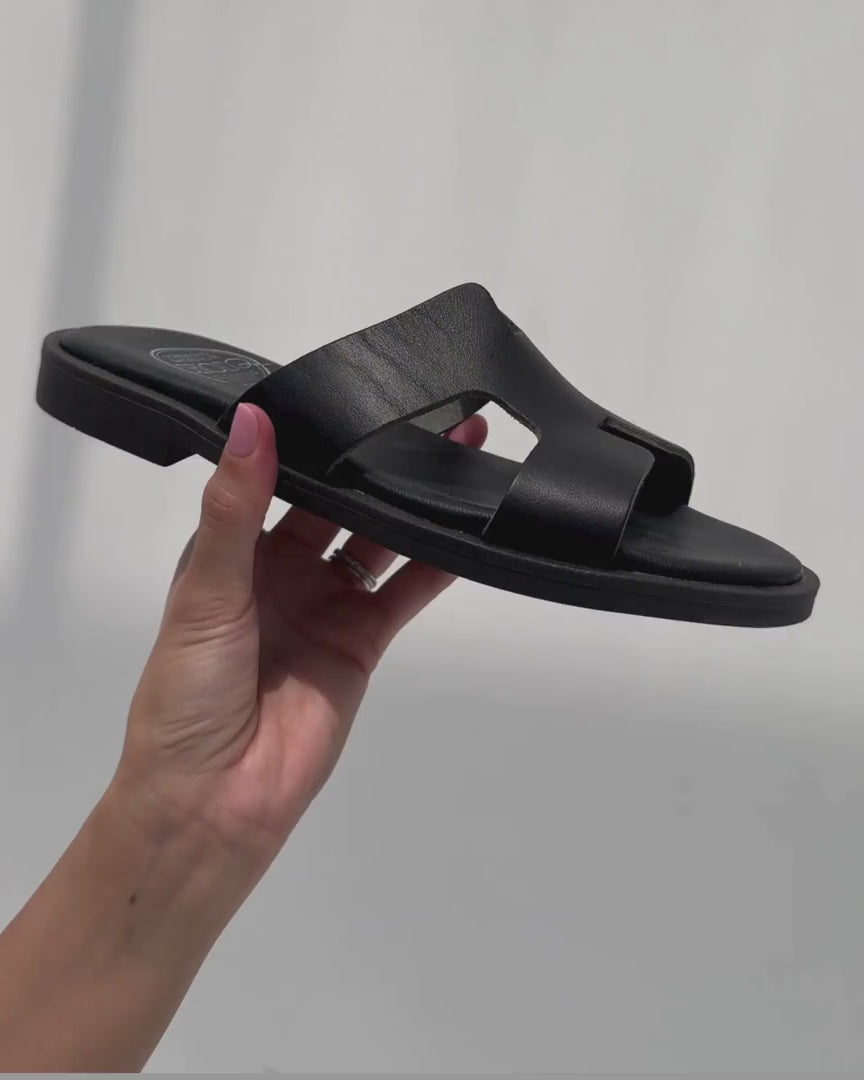 Versatile black slides Dubai smart casual weekend styling
