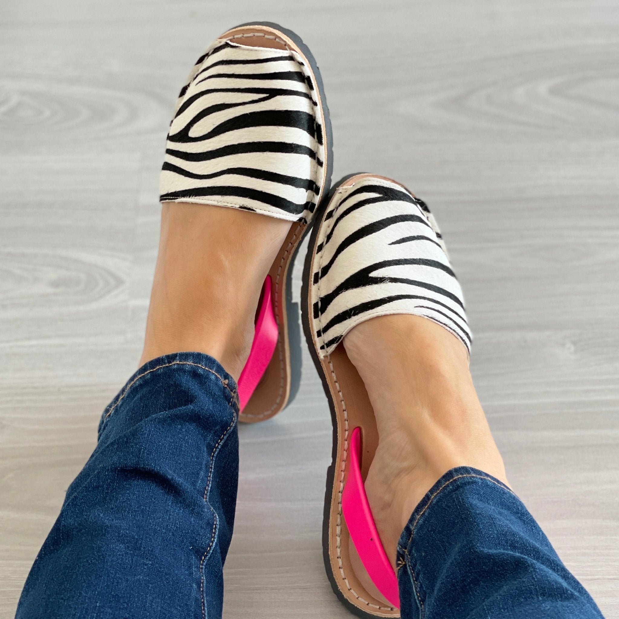 Classic Avarca in Zebra Neon - Shoeq