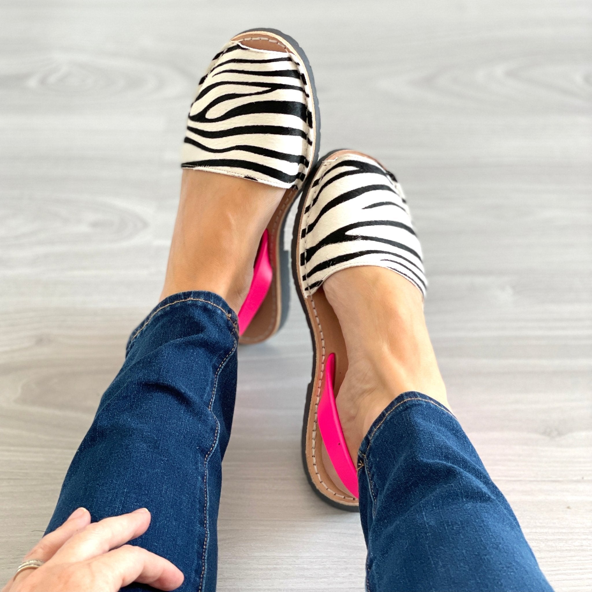 Classic Avarca in Zebra Neon - Shoeq